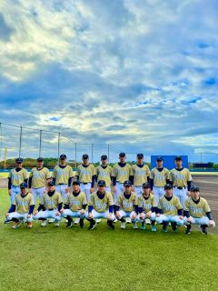 稲沢リトルシニアです
いつも応援ありがとうございます😊

第1回宮古島市だいずスミ中学校硬式野球大会
第1回JTAカップ宮古島大会へ

稲沢シニア45期生#51 田中くんが東海選抜の一員として
マウンドに立ちました✈️🔥

黒土のグラウンド。
視線の先はキャッチャーミットだけ。
一球に想いを込めて腕を振る姿は、
この舞台に立つ覚悟そのもの🔥

大会2日目はあいにくの雨で中止☔️
交流戦は叶わなかったものの、
宮古島という特別な場所で
他チームの選手と交流し、
野球を通して「広い世界」を全身で感じる貴重な経験に。

結果以上の価値のある時間。
この経験は必ずこれからの野球人生に繋がる。

田中くん、お疲れさま。
そしてこの舞台へ送り出してくださった全ての方に感謝。
⁡
#稲沢シニア　#JTAカップ
#中学硬式野球　#東海選抜　

𓈒𓏸𓈒꙳𓂃 𓈒𓏸𓈒꙳𓂃 𓈒𓏸𓈒꙳𓂃 𓈒𓏸𓈒꙳𓂃 𓈒𓏸𓈒꙳𓂃
【新チーム始動のお知らせ】

稲沢シニア、他チームの3年生選手による、🔥合同チームがついに始動🔥

その名も〘ペ᷂ペ᷂ロ᷂ン᷂チ᷂ー᷂ニ᷂ー᷂ズ᷂ 〙です。
チームカラーはピンク

高校野球への挑戦が始まる。
高校野球への準備期間として、一人ひとりが本気で向き合い、次のステージで通用する力を身につける為の挑戦です⚾️
技術 体力 メンタル、全てをもう一段階引き上げる。
ここからが本当の勝負。
こちらのチームも応援よろしくお願いします！