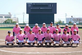 稲沢リトルシニアです
いつも応援ありがとございます😊

⚫︎⚪︎3年生強化チーム⚪︎⚫︎

3/15(日)
ペペロンチーニーズ、最後の一日。
愛知北シニアさんとの練習試合。

この日を迎えるとわかっていたはずなのに、
「今日で最後」と思うと、保護者はやっぱりしみじみ…。

グラウンドで全力で戦う姿、
仲間と笑い合う姿、
その一つひとつが、かけがえのない仲間でした。

選手たちは、この半年をどう感じたかな。
楽しかったこと、悔しかったこと、全部がこれからに繋がっていくはず。

これから進む高校野球の世界では、
仲間は同志であり、同時にライバル。

このチームで過ごした日々が、
それぞれの未来で大きな力になりますように。

半年間、本当にお疲れさま。
そして、ありがとう。

#ペペロンチーニーズ　#最後の日
#高校野球へ　#仲間に感謝　#次のステージへ