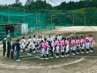 稲沢リトルシニアです。
いつも応援ありがとうございます😊
【新チーム始動のお知らせ】
稲沢シニア、他チームの3年生選手による、🔥合同チームがついに始動🔥
その名も〘ペ᷂ペ᷂ロ᷂ン᷂チ᷂ー᷂ニ᷂ー᷂ズ᷂ 〙です。
チームカラーはピンク
高校野球への挑戦が始まる。
高校野球への準備期間として、一人ひとりが本気で向き合い、次のステージで通用する力を身につける為の挑戦です⚾️
技術 体力 メンタル、全てをもう一段階引き上げる。
ここからが本当の勝負。
こちらのチームも応援よろしくお願いします!
10/25(土)
美濃加茂シニアさんと練習試合がありました。
早朝より会場設営、準備等ありがとうございました✨
今後ともよろしくお願いします!
#中学硬式野球 #合同強化チーム
#高校野球への準備 #ペペロンチーニーズ
#新チーム始動 #応援よろしくお願いします