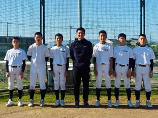 稲沢リトルシニアです。
いつも応援ありがとうございます✨
✨📷 ドラフト指名の成瀬選手、稲沢シニアに凱旋!
┈┈┈┈┈┈┈┈┈┈┈┈ 𖤣𖥧𖥣𖡡𖥧𖤣 ┈┈
先日のドラフトでDeNAに指名された成瀬選手が
なんと出身チームである稲沢シニアに帰ってきてくれました🔥
久しぶりのグラウンドで見せてくれた笑顔、そして後輩たちへの温かい言葉に、チーム全員が大興奮…!
夢を追い続ける先輩の姿は本当に大きな刺激になります。
🧢⚾️「ここからプロへ」
同じ場所から新たな挑戦へと羽ばたく姿に、改めて胸が熱くなりした。
成瀬選手、来てくれてありがとう!
そしてプロの舞台での活躍、稲沢シニア一同ずっと応援しています!🔥
#凱旋 #成瀬選手 #成瀬脩人 #横浜DeNAベイスターズ #ドラフト #夢を追う背中 #プロ野球
✼••┈┈••✼••┈┈••✼••┈┈••✼••┈┈••✼
この度、公式LINEを開設しました✨
今までの連絡手段は
お電話、Eメール、インスタDMでしたが
公式LINEを開設しましたので
練習体験への参加等、お問い合わせは
こちらからお願いいたします☺️
QRコードからは難しい方
LINE ID→ @787xomfr
担当者が責任を持って対応させていただきますので、ご安心ください
なお、LINEでは不安を感じる方は、従来どおりお電話やメールにてご連絡ください🙆♀️
よろしくお願いします✨
#公式line #公式lineはじめました
✦••┈┈┈••┈┈┈••✦✴︎✦••┈┈┈••┈┈┈••✦
稲沢リトルシニアでは中2生(46期生)を募集しています。
硬式ボールに触れてみたい方
中学校の部活では物足りない方
体が大きくないから不安な方
足が遅いけど心配な方
上手ではないけど入団してもいいのかな…と躊躇している方
………大歓迎です!!✨
迷っている暇はありません。
まずは稲沢リトルシニアに足を運び、通常練習に参加してみませんか❓
数時間、半日でも構いません。
【稲沢リトルシニアはキミを待っている!!✨】
#中学生 #硬式野球 #中学野球
#愛知県稲沢市 #稲沢市 #稲沢リトルシニア
#47期生 #中学1年生 #中学2年生 #中学3年生
#一球入魂 #oneteam #48期生 #室内練習場あります
#須ヶ谷グラウンド #平和グラウンド #46期生