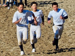 稲沢リトルシニアです
いつも応援ありがとうございます😊
12/6(土)
全学年
冬トレーニングが開始!
1年生は初めての挑戦。
2年生はさすが2年目でしっかり成長が見えました🔥
この冬を乗り越えて、どんなシーズンになるのか…
今から楽しみです!
#冬トレ #冬季トレーニング #冬練 #冬強化
#冬トレ開始 #冬トレシーズン #冬の鍛錬
#冬の底力 #冬トレ野球 #野球強化期間
#オフシーズントレーニング #走り込みの季節
#成長の冬 #パワーアップ期間 #シーズンに向けて
✼••┈┈••✼••┈┈••✼••┈┈••✼••┈┈••✼
この度、公式LINEを開設しました✨
今までの連絡手段は
お電話、Eメール、インスタDMでしたが
公式LINEを開設しましたので
練習体験への参加等、お問い合わせは
こちらからお願いいたします☺️
QRコードからは難しい方
LINE ID→ @787xomfr
担当者が責任を持って対応させていただきますので、ご安心ください
なお、LINEでは不安を感じる方は、従来どおりお電話やメールにてご連絡ください🙆♀️
よろしくお願いします✨
#公式line #公式lineはじめました
✦••┈┈┈••┈┈┈••✦✴︎✦••┈┈┈••┈┈┈••✦
稲沢リトルシニアでは中2生(46期生)を募集しています。
硬式ボールに触れてみたい方
中学校の部活では物足りない方
体が大きくないから不安な方
足が遅いけど心配な方
上手ではないけど入団してもいいのかな…と躊躇している方
………大歓迎です!!✨
迷っている暇はありません。
まずは稲沢リトルシニアに足を運び、通常練習に参加してみませんか❓
数時間、半日でも構いません。
【稲沢リトルシニアはキミを待っている!!✨】
#中学生 #硬式野球 #中学野球
#愛知県稲沢市 #稲沢市 #稲沢リトルシニア
#中学1年生 #中学2年生 #中学3年生
#一球入魂 #oneteam #48期生 #47期生