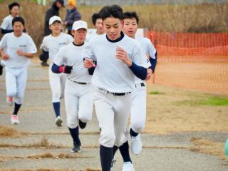 稲沢リトルシニアです
いつも応援ありがとうございます😊✨
12/27(土)
🏃♂️➡️🔥マラソン大会、全員完走!
仲間と一緒に最後までよく頑張りました👏
走り切った後は、母たち特製の豚汁🐷🥕
チームみんなで囲んで、
おかわり続出😋✨
頑張る力も、支える力も、全部がチーム👍
1位🥇 山本 31
2位🥈 土田32
3位🥉 梅津6
1年生たち、来年は自分の記録を更新できるように頑張ろう!
#稲沢リトルシニア #中学硬式野球
#シニアリーグ #高校野球への道
✼••┈┈••✼••┈┈••✼••┈┈••✼••┈┈••✼
この度、公式LINEを開設しました✨
今までの連絡手段は
お電話、Eメール、インスタDMでしたが
公式LINEを開設しましたので
練習体験への参加等、お問い合わせは
こちらからお願いいたします☺️
QRコードからは難しい方
LINE ID→ @787xomfr
担当者が責任を持って対応させていただきますので、ご安心ください
なお、LINEでは不安を感じる方は、従来どおりお電話やメールにてご連絡ください🙆♀️
よろしくお願いします✨
公式line 公式lineはじめました