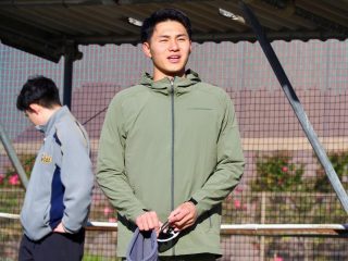 稲沢リトルシニアです
いつも応援ありがとうございます😊
12/28(日)
DeNAベイスターズ入団の成瀬脩人選手が練習に参加🔥
プロの姿勢、言葉、プレー。
プロをリアルに感じる最高の時間。
全てが刺激になりました。
さらに、42.43期生の先輩たちもグラウンドへ。
背中で語る姿に、現役選手たちの目の色が変わる。
来てくれてありがとう。
この経験が次に繋がる。
そして、今回は3年生強化チーム、
ペペロンチーニーズも一緒に練習に参加⚾️
貴重な時間をありがとうございました✨
#稲沢リトルシニア #横浜dena
#成瀬脩人 #中学硬式野球野球
○⚫︎◯⚫︎○⚫︎
稲沢リトルシニアから2025年最後のご挨拶です。
今年も多くの方々に支えられ、
選手たちは大きく成長する事ができました。
ご指導、ご声援、ご支援、心より感謝いたします。
来年も「挑戦」を忘れず、
チーム一丸となって前へ進んでいきます。
引き続き、稲沢シニアをよろしくお願いいたします。
✼••┈┈••✼••┈┈••✼••┈┈••✼••┈┈••✼
この度、公式LINEを開設しました✨
今までの連絡手段は
お電話、Eメール、インスタDMでしたが
公式LINEを開設しましたので
練習体験への参加等、お問い合わせは
こちらからお願いいたします☺️
QRコードからは難しい方
LINE ID→ @787xomfr
担当者が責任を持って対応させていただきますので、ご安心ください
なお、LINEでは不安を感じる方は、従来どおりお電話やメールにてご連絡ください🙆♀️
よろしくお願いします✨
公式line 公式lineはじめました