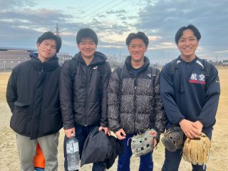 稲沢リトルシニアです
いつも応援ありがとうございます😊

2/15（日）通常練習
✨42期生 降臨✨
本日は42期生が練習に参加してくれました！
（半ば強引に1日コーチ就任👏）

年齢も近い先輩からのアドバイスは、
いつもの監督、コーチ陣とはまた違った刺激になったはず🔥

技術だけじゃなく、言葉の重みもリアル。
後輩たち、しっかり吸収できたかな？😁

42期生のみんな、ありがとう！
またぜひグラウンドに来てください⚾️✨

#42期生　#先輩ありがとう　#世代を超えて
#チームの力　
✼••┈┈••✼••┈┈••✼••┈┈••✼••┈┈••✼

この度、公式LINEを開設しました✨
今までの連絡手段は
お電話、Eメール、インスタDMでしたが
公式LINEを開設しましたので
練習体験への参加等、お問い合わせは
こちらからお願いいたします☺️
QRコードからは難しい方
LINE ID→ @787xomfr 

担当者が責任を持って対応させていただきますので、ご安心ください
なお、LINEでは不安を感じる方は、従来どおりお電話やメールにてご連絡ください🙆‍♀️

よろしくお願いします✨