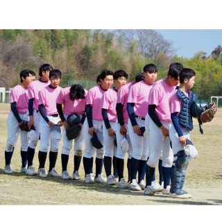 稲沢リトルシニアです。
いつも応援ありがとうございます😊

【3年生強化チーム　練習試合】
ペペロンチーニーズ
　vs一宮アミーゴさん
　vsリベルポニーさん

一つひとつのプレーの甘さ、準備の差、
高校野球レベルの厳しさをあらためて感じる一日となりました。

意識しているつもりでも、
またまだ基準には届いていない。

だからこそ伸びしろ。

見つかった課題をそのままにせず、
日々の練習で一つずつ積み上げていこう。

一宮アミーゴさん、リベルポニーさん会場準備等、ありがとうございました。
今後もよろしくお願い致します。

⚪︎⚫︎⚪︎⚫︎⚪︎⚫︎
【新チーム始動のお知らせ】

稲沢シニア、他チームの3年生選手による、🔥合同強化チームがついに始動🔥

その名も〘ペ᷂ペ᷂ロ᷂ン᷂チ᷂ー᷂ニ᷂ー᷂ズ᷂ 〙です。
チームカラーはピンク

高校野球への挑戦が始まる。
高校野球への準備期間として、一人ひとりが本気で向き合い、次のステージで通用する力を身につける為の挑戦です⚾️
技術 体力 メンタル、全てをもう一段階引き上げる。
ここからが本当の勝負。
こちらのチームも応援よろしくお願いします！

#中学硬式野球　#合同強化チーム
#高校野球への準備　#ペペロンチーニーズ
#新チーム始動